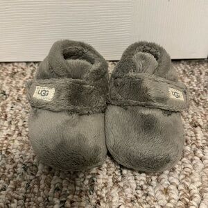 UGG Bixbee baby slippers size 4/5 (12-18m)